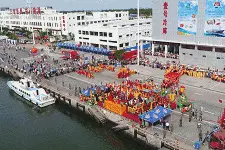 开渔啦 三沙卫视全媒体带你零距离看几百艘渔船竞发离港图片