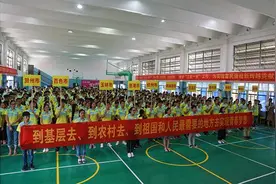 广西754名“三支一扶”大学生赴基层支农支医图片