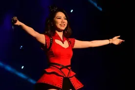 “红心”邓紫棋性感吸睛 带领歌迷为病童献爱心图片