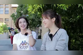 刘晓庆与老公十指紧扣 男方对其30年宠溺如一图片