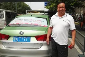 乘客车钥匙遗忘出租车  郑州的哥主动上门送还图片