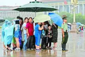 天安门广场武警哨兵给游客让伞感动网友图片