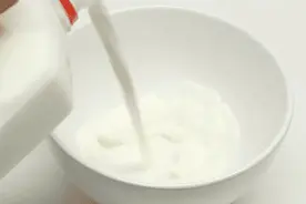 健康丨牛奶VS奶粉，哪个营养好？图片
