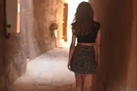 “女子穿超短裙逛沙特古城”视频引发争论，当地道德警察介入图片