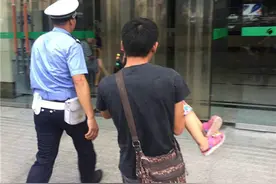 自贡3岁女孩摔倒刀插腹部 交警开道10来分钟飙拢医院图片