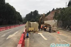 穿金路伍家村塌方点路段半幅道路通车图片
