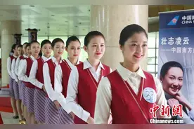 南航在新疆招乘 125名应聘者尝鲜空乘制服图片