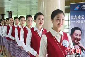 南航在新疆招乘 125名应聘者尝鲜空乘制服图片