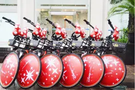 迪士尼版米奇、米妮情侣摩拜亮相上海街头图片