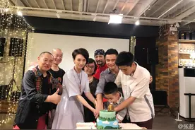 好幸福！许亚军晒为小12岁妻子庆生照图片
