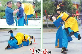 天水社火中的“功夫戏”木人摔跤图片