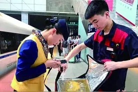 高铁外卖“满月” 长沙南站一月送出8152单图片