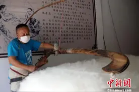 探访江西黎川老街上的传统手艺——弹棉花图片
