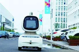 呆萌机器人现身胶州街头巡逻 一台能抵三名保安图片