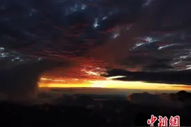 四川天全二郎山“火烧云”日出 美到让人尖叫图片