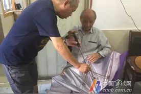 92岁老人捡200多破伞，一把把亲手修好后捐社区图片