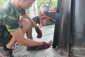 不一样的“战场”！海警官兵坚守船艇维修保养第一线图片