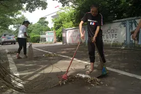 石排：感动！小女孩暑假帮环卫工外婆扫马路图片