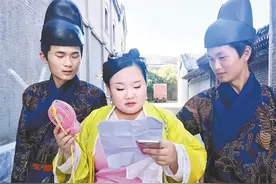 高温下的表情丨烈日下穿棉袄拍戏图片