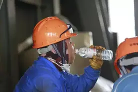 口渴了？应该喝2块钱的水还是5块钱的？图片