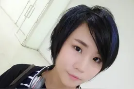 窦唯女儿窦家媛晒自拍庆15岁生日 与妈妈罕见同框图片