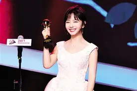 最美“金骨朵”：谭松韵图片