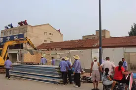 东海县城管局拆除钢铁路违建9000余平方米图片