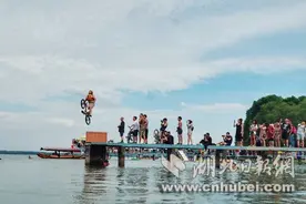 武汉市民集体上演花样跳湖 小轮车表演惊艳江城图片