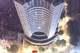 玩命自拍！成都一男子47层高楼悬空自拍 网友质疑：是否涉嫌违法？图片