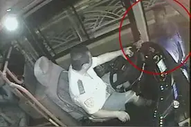 惊人！小伙上次舔鞋 这次竟用身体撞公交图片