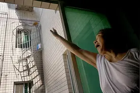 楼顶消防水箱爆裂 一场水灾从天而降图片