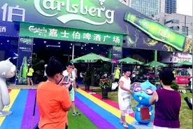 嘉士伯啤酒大篷成留影热地 众多限量版啤酒亮相图片