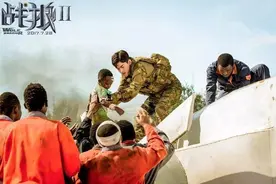 《战狼2》吴京净赚20亿！称要给张翰卢靖姗加片酬图片