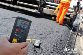 高速公路养护工人奋战高温下 脚踩超160℃沥青烫坏2双鞋图片