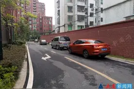 居民质疑地下停车位收费高 车辆管理混乱图片