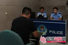 临沂男子驾驶无牌摩托闯卡骂交警 市民将其截停图片