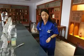 三百坛不倒的河南美女品酒师 开创中国白酒新香型图片