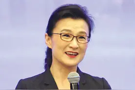 董倩：坐在有光的位置上，提问到老图片