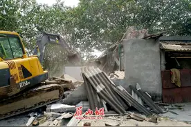 彭山观音镇：依法拆除影响排洪和环境卫生的3处违章建筑图片