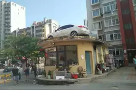 女司机与保安冲突停车堵门 物业将其轿车吊上房顶图片