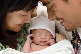 陈龙为爱妻章龄之庆生 首晒二胎儿子正面照图片