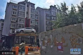 一言不合，车就上了房顶！图片