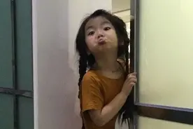 阿拉蕾晒行走的表情包 网友：从没下线图片