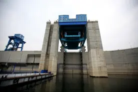 见证：船舶是怎么翻越丹江口大坝的？图片