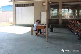 覃塘法院法官给预定新兵上法治课图片