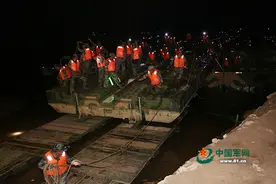 夜间架通长江，这群舟桥兵只用了18分56秒图片