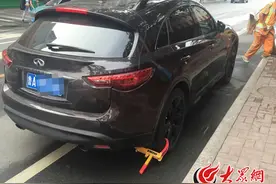 济南一车主为防交警拖车自己锁车轮 然而他想多了图片