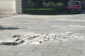 龙口怡园东区网友：碎石割车胎 车主受惊吓图片