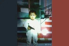 男童2岁时独自玩耍失踪 走路有点外八字图片