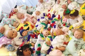 澳女子沉迷仿真娃娃称有57个“孩子”图片